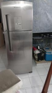 a stainless steel refrigerator in a kitchen at Apartamento coneglian in Itanhaém