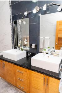 a bathroom with two sinks and a large mirror at Beautiful family home LR in La Romana +18 photos