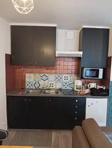 Η κουζίνα ή μικρή κουζίνα στο A la porte Saint Vincent et la mer