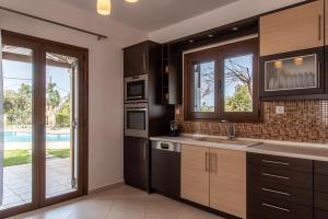 Η κουζίνα ή μικρή κουζίνα στο villa agnanti 'Marina'