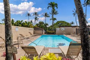 カハナにあるNapili Ridge G16 · NR G16 Updated Napili Condo Walk to Napili Baのヤシの木が茂るスイミングプール(ラウンジチェア付)