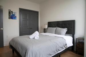 Posteľ alebo postele v izbe v ubytovaní Furnished Apartment in DC