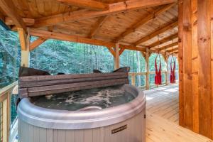 Φωτογραφία από το άλμπουμ του Hot Tub & WiFi - Angel's View - Red River Gorge KY σε Rogers