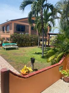 ein Gebäude mit Palmen vor einem Hof in der Unterkunft Casitas Las Palmas - La Brisa in Punta Mita