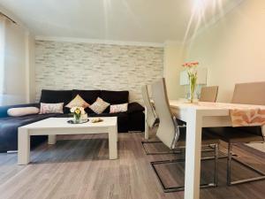 ein Wohnzimmer mit Sofa und Tisch in der Unterkunft Comodidad cerca del centro Granada in Albolote