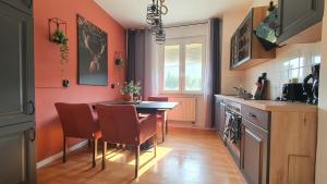 Una cocina con una mesa y sillas en una habitación. en Pension Harmonie UG, en Steinfurth