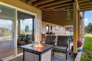 En terrasse eller udendørsområde på The Fox Watch A Luxury Retreat