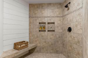 Et badeværelse på The Fox Watch A Luxury Retreat + 66 billeder