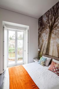 1 dormitorio con un gran mural en la pared en Moon Hill By Joivy, en Sintra