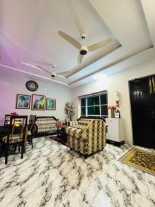 Χώρος καθιστικού στο The Serene stays