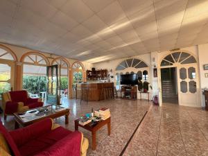 TV a/nebo společenská místnost v ubytování Apraos Bay Hotel