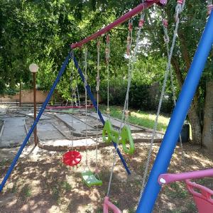 Herní místnost nebo prostor pro děti v ubytování Centre Luberon, cabanon Hématite