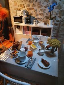 a table with food on it in a kitchen at Calmacé in Gignac