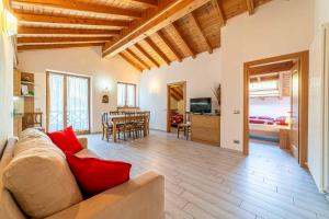 TV a/nebo společenská místnost v ubytování Chalet Al Lago