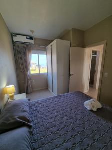 En eller flere senge i et værelse på Apartment 201 Farol de Santa Marta