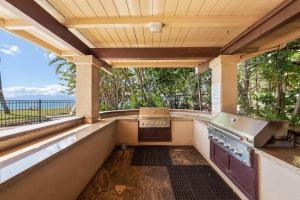 拉海纳Paki Maui 217 · PM 217 Cozy 1BR Oceanfront Condo w Pool的海景户外厨房