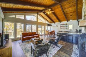 un soggiorno con un divano e un tavolo di 2 Mi to Beech Mtn Resort Family Home with Hot Tub! a Beech Mountain