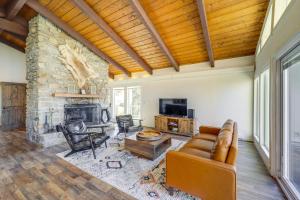 un soggiorno con divano e camino di 2 Mi to Beech Mtn Resort Family Home with Hot Tub! a Beech Mountain