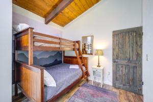 una camera con letto a castello e scala di 2 Mi to Beech Mtn Resort Family Home with Hot Tub! a Beech Mountain