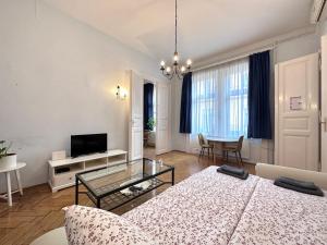 un soggiorno con 2 letti e una TV di 布达佩斯市中心西火车站公寓 a Budapest