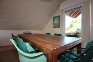a conference room with a wooden table and chairs at Ferienwohnung Freizeitglück nahe Europapark - Mein Schwarzwaldhäusle in Kappel-Grafenhausen