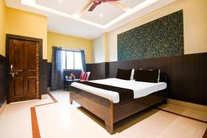 a bedroom with a large bed in a room at Hotel O Jannat in Chupra