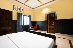 a bedroom with a bed and a window and a door at Hotel O Jannat in Chupra +32 photos