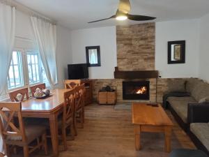 IllanaにあるCasa Rural MONTE VERDEのテーブルと暖炉のあるリビングルーム