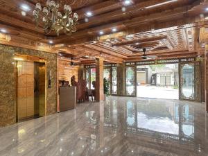 a large room with a chandelier and a lobby at Oanh Thư Hotel in Mèo Vạc