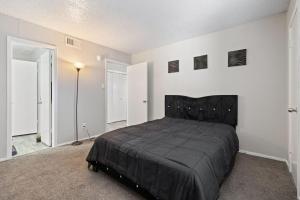 アーリントンにあるComfy 2Bdr Unitの白い部屋にあるベッドのある寝室