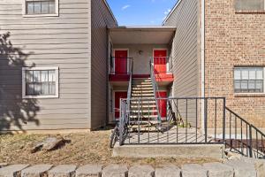 アーリントンにあるComfy 2Bdr Unitの赤い扉のある建物につながる階段