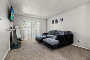 アーリントンにあるComfy 2Bdr Unitのソファとテレビのあるリビングルーム