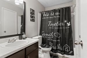 アーリントンにあるComfy 2Bdr Unitのシャワーカーテンがついたバスルームには「これは私たちの一歩を踏み出すためのものですが、 +4枚の写真