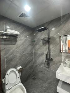 un baño con inodoro y ducha en Oanh Thư Hotel, en Mèo Vạc 33 fotos más