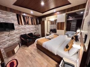 Televiisor ja/või meelelahutuskeskus majutusasutuses Victory Hotel and Restaurant by GS Hospitality