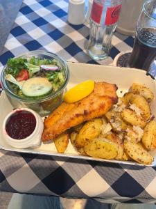 シムラーにあるVictory Hotel and Restaurant by GS Hospitalityのエビとジャガイモの盛り合わせ