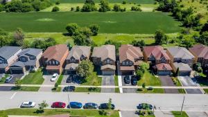 Comfy & Spacious 4BR Family Home with Free Parking, Laundry & Private Patio! 10 Min Walk to Headwaters Hospital, 5 Min Drive to Mount Alverno Luxury Resorts, Ideal for Medical, Vacation or Work Stays! في أورنجفيل: اطلالة علوية على مجمع شقق مع موقف للسيارة