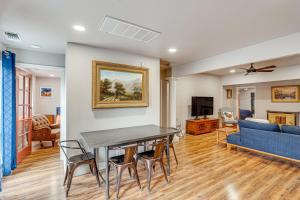 uma sala de estar com uma mesa, cadeiras e um sofá em Easily Explore Fair Oaks Village! Unique Condo em Fair Oaks