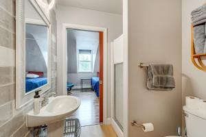 um banheiro com uma pia e um espelho em Easily Explore Fair Oaks Village! Unique Condo em Fair Oaks mais 17 fotografias