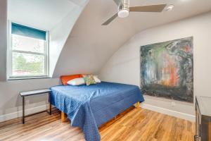 um quarto com uma cama e uma pintura na parede em Easily Explore Fair Oaks Village! Unique Condo em Fair Oaks
