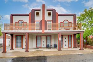 um edifício com uma varanda em cima em Easily Explore Fair Oaks Village! Unique Condo em Fair Oaks