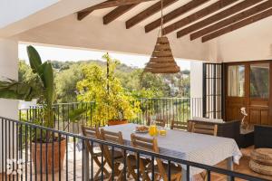 Un comedor con mesa y sillas en un balcón. en Villa Las Salinas by Abahana Villas, en Rada de Moraira