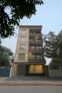 un edificio alto con luces en el costado. en QuickIn Stayz managed by The AIKaya Hotels, en Gurgaon