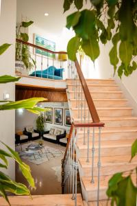 セルタンにあるHotel Larverdeのリビングルームのある家の螺旋階段