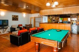 セルタンにあるHotel Larverdeのビリヤード台とバーのあるビリヤードルーム