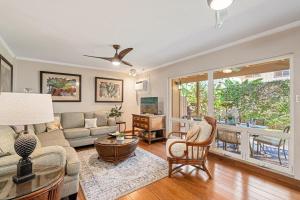 una sala de estar con un sofá y una mesa en Puamana 153-4 · PU 153-4 Spacious Puamana Unit & Walk To The Bea, en Lahaina