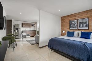 Postel nebo postele na pokoji v ubytování Vegas PH Suites