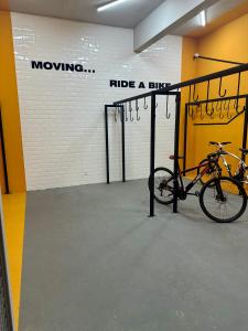 a bike parked in a bike rack in a room at Stay In- Consolação - conforto e acolhimento com uma vista incrível em uma excelente localização Portaria 24h in Sao Paulo