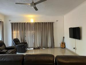 TV a/nebo společenská místnost v ubytování Kafusi Lodge