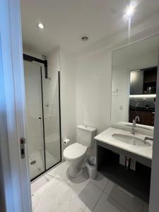 a bathroom with a toilet and a sink and a shower at Stay In- Consolação - conforto e acolhimento com uma vista incrível em uma excelente localização Portaria 24h in Sao Paulo